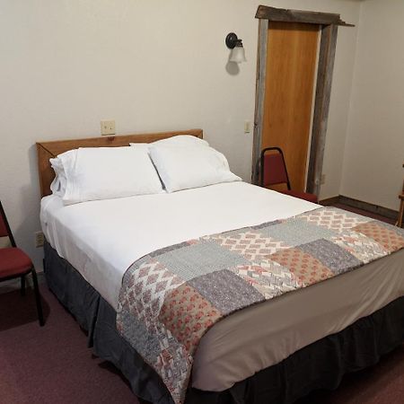 The Barnwood Inn Humansville エクステリア 写真